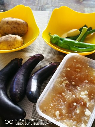 超下饭的土豆炖茄子的做法步骤：1