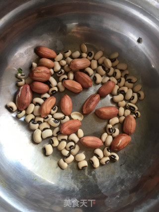 鸡爪花生汤的做法步骤：2