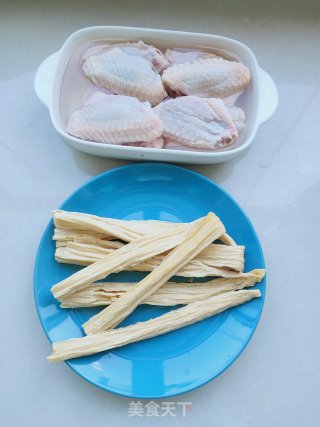鸡翅烧腐竹的做法步骤：1