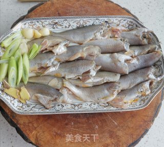 红烧小黄鱼的做法步骤：1