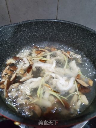 香菇鸡丝汤的做法步骤：4
