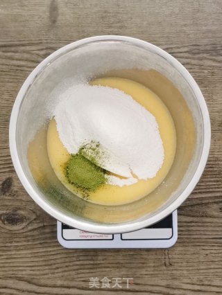抹茶草莓戚风三文治的做法步骤：4