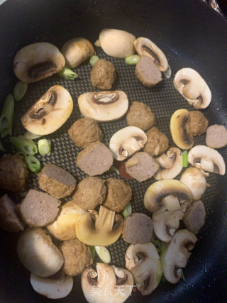 肉丸子口蘑番茄意面的做法步骤：1