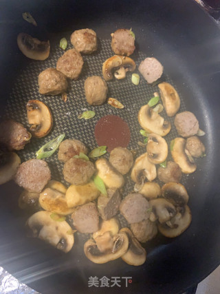 肉丸子口蘑番茄意面的做法步骤：2