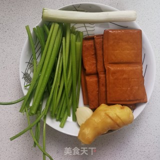 芹菜炒香干的做法步骤：1