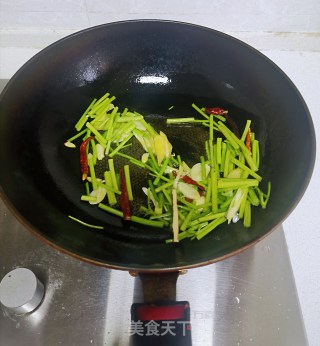 芹菜炒香干的做法步骤：4