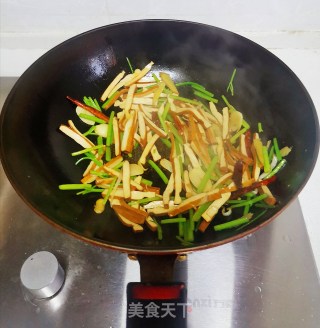 芹菜炒香干的做法步骤：5