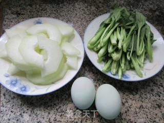 鸡毛菜咸鸭蛋节瓜汤的做法步骤：1