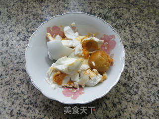 鸡毛菜咸鸭蛋节瓜汤的做法步骤：2