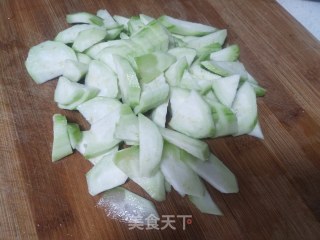 丝瓜炒豆腐的做法步骤：2