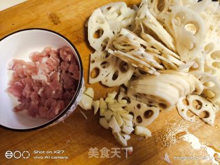 肉片炒莲藕的做法步骤：1
