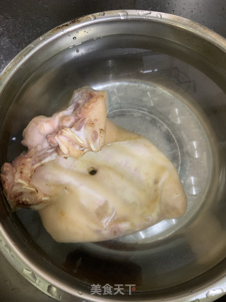 凉拌猪耳的做法步骤：1