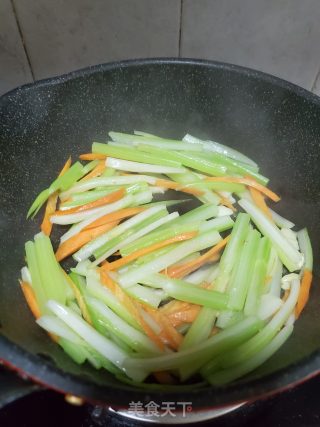清炒西芹的做法步骤：4
