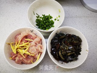 皮蛋瘦肉粥的做法步骤：1
