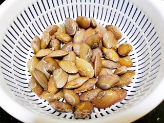 葱姜酱汁花甲的做法步骤：1
