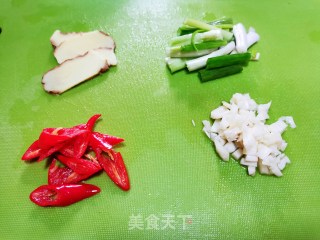 葱姜酱汁花甲的做法步骤：2