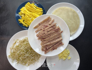 午餐肉春卷的做法步骤：1