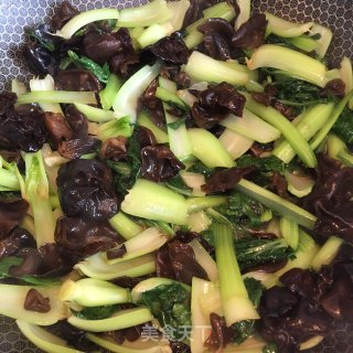 木耳炒白菜的做法步骤：4
