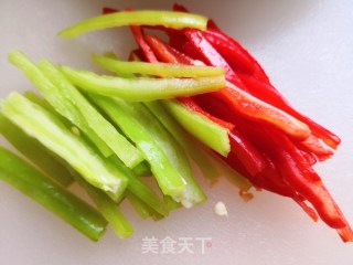 粉丝鸡腿煲的做法步骤：5