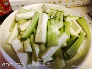 鸡肉丝瓜汤的做法步骤：1