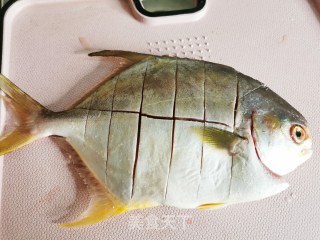 零失败大神级香煎金鲳鱼，一条鱼让你吃完整锅饭的做法步骤：1
