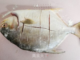 零失败大神级香煎金鲳鱼，一条鱼让你吃完整锅饭的做法步骤：2