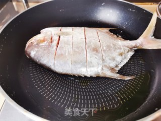 零失败大神级香煎金鲳鱼，一条鱼让你吃完整锅饭的做法步骤：3
