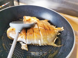 零失败大神级香煎金鲳鱼，一条鱼让你吃完整锅饭的做法步骤：5