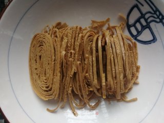 荷兰豆拌豆腐丝的做法步骤：1