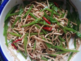 荷兰豆拌豆腐丝的做法步骤：10