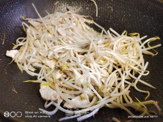 肉片炒豆芽的做法步骤：3