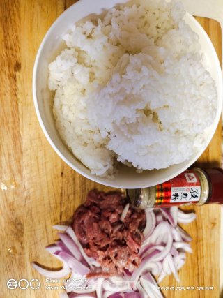 洋葱牛肉炒饭的做法步骤：1