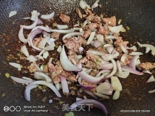 洋葱牛肉炒饭的做法步骤：4