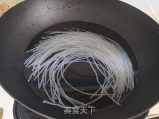 芹菜炒粉条的做法步骤：4