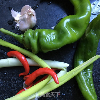 青椒拌土豆丝的做法步骤：1