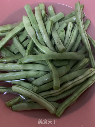 排骨炖豆角的做法步骤：1