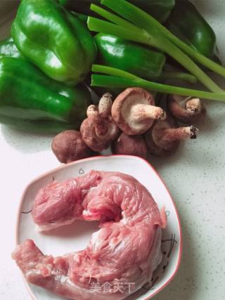 里脊香菇青椒蒸饺的做法步骤：1