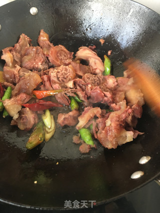 辣炒驴蹄筋的做法步骤：6