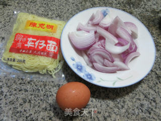 鸡蛋洋葱车仔面的做法步骤：1