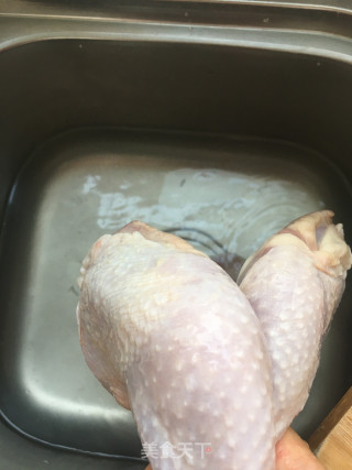 酸豆角烧鸡腿的做法步骤：1