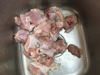 酸豆角烧鸡腿的做法步骤：2