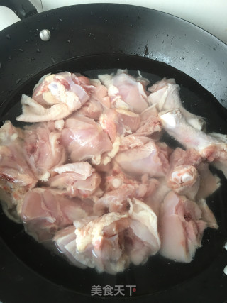 酸豆角烧鸡腿的做法步骤：3