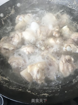 酸豆角烧鸡腿的做法步骤：4