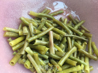 酸豆角烧鸡腿的做法步骤：6