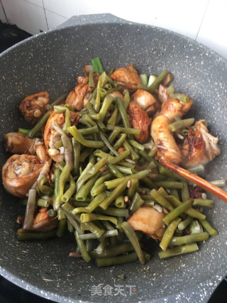 酸豆角烧鸡腿的做法步骤：15