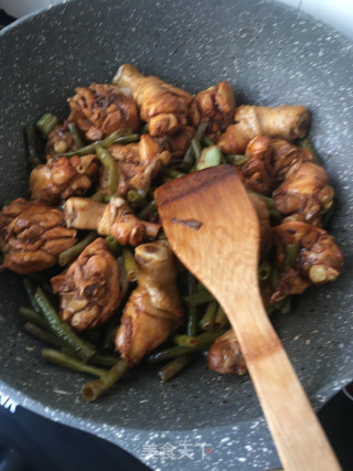 酸豆角烧鸡腿的做法步骤：16