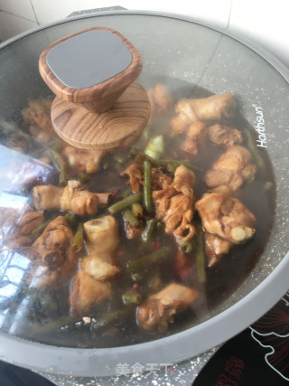 酸豆角烧鸡腿的做法步骤：18