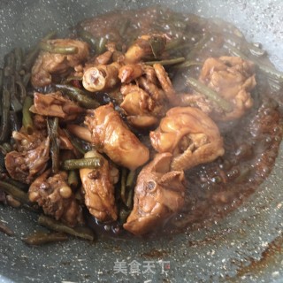 酸豆角烧鸡腿的做法步骤：20