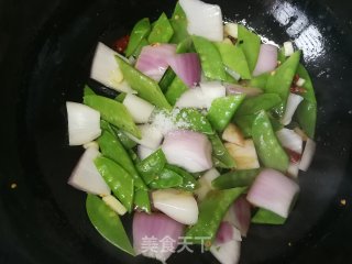 荷兰豆洋葱炒鸡蛋的做法步骤：7