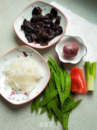 荷兰豆炒双耳的做法步骤：1